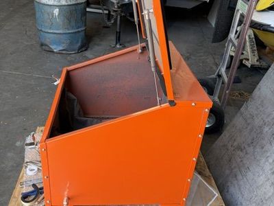 Sand blaster cabinet and spray gun