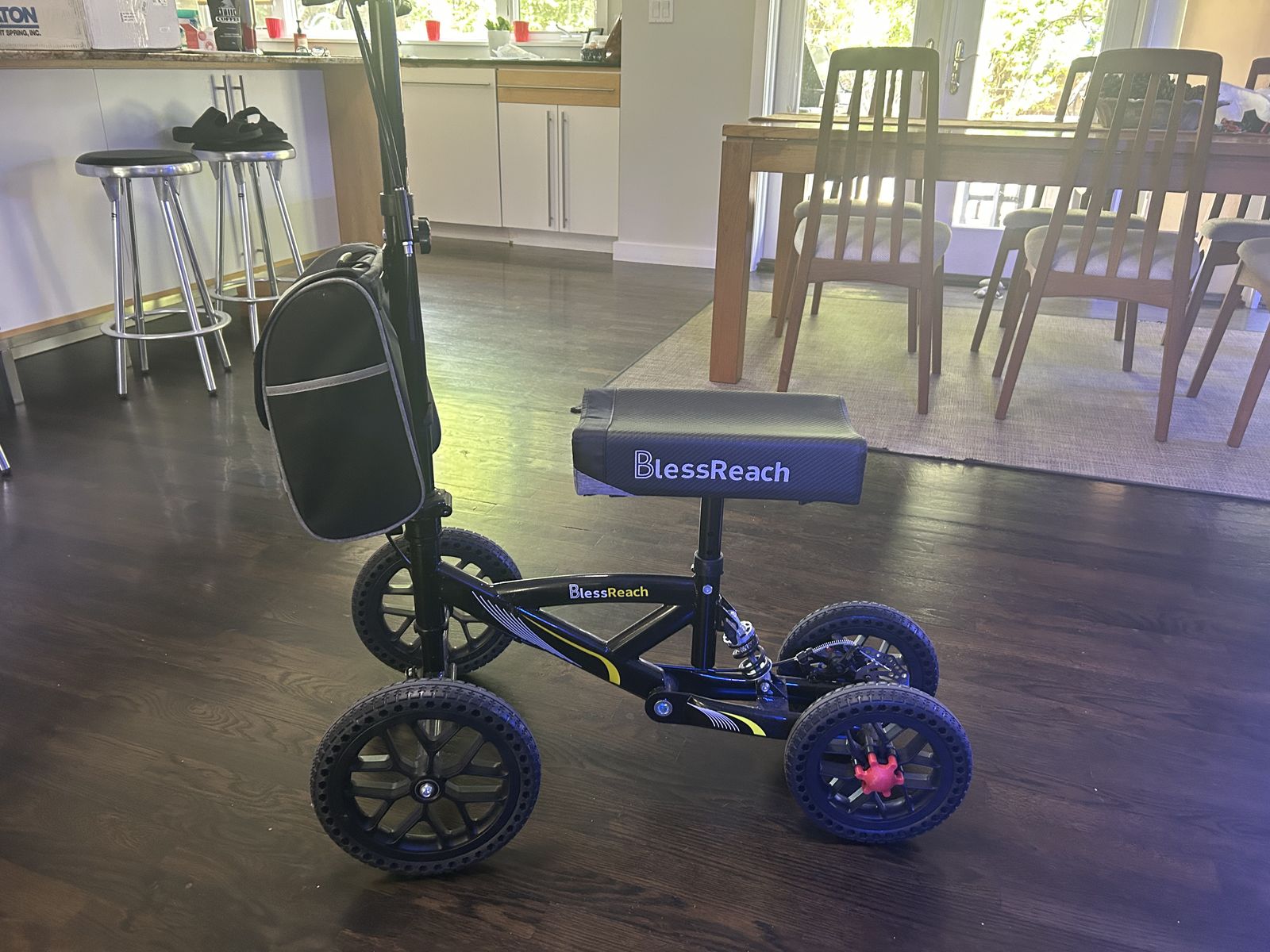 Knee scooter barely used in new condition 