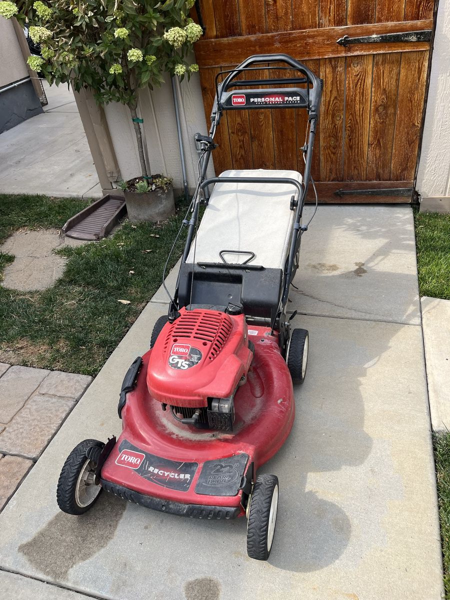 Toro personal pace self propelled lawnmower runs great!