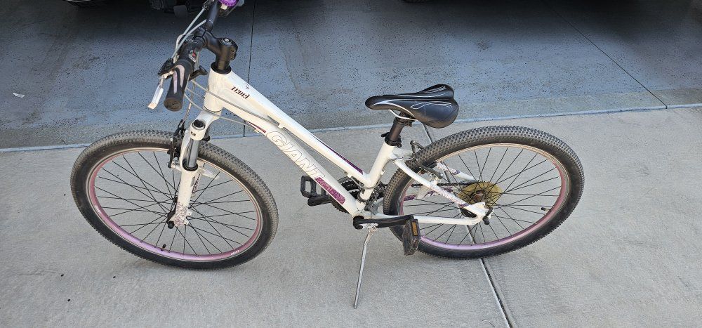 Nice Giant Revel Extra Small (XS) Women's Mountain Bike - White/Purple, Shimano Drivetrain