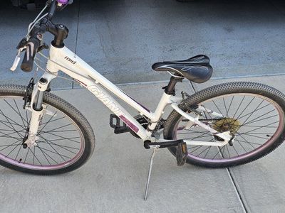 Nice Giant Revel Extra Small (XS) Women's Mountain Bike - White/Purple, Shimano Drivetrain