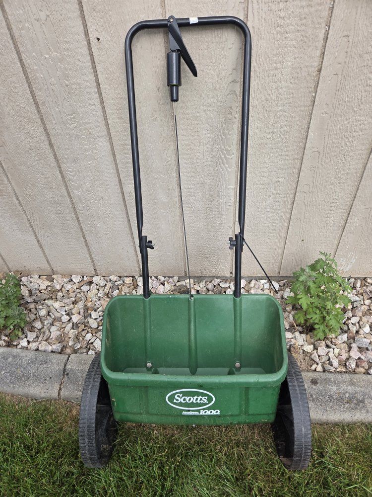 Scotts HandyGreen 1000 Broadcast Spreader for Seed, Fertilizer, Ice Melt - UsedGood Condition