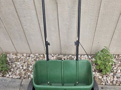 Scotts HandyGreen 1000 Broadcast Spreader for Seed, Fertilizer, Ice Melt - UsedGood Condition