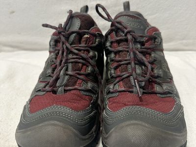 Keen women’s size 7.5 grey/maroon waterproof, leather and textile mid hiking boots