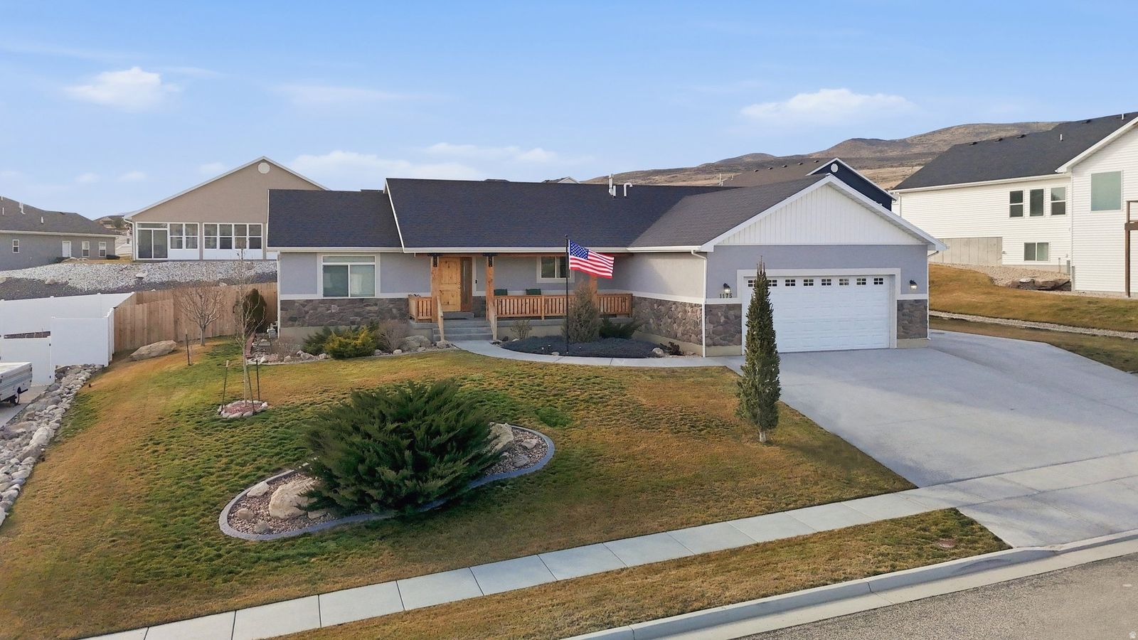 BENCH VIEWS, 7 BEDROOMS & ROOM FOR EVERYONE!