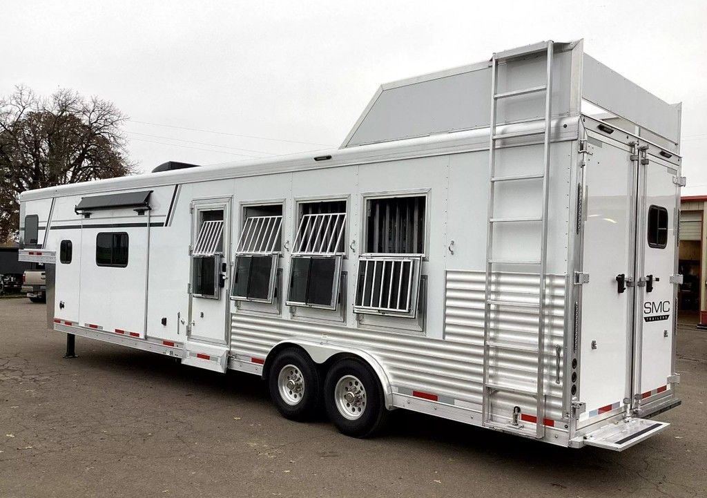 4 Horse Trailer w/ Living Quarters All Aluminum Gooseneck P8414SSR Lakota SMC Trailers 2026