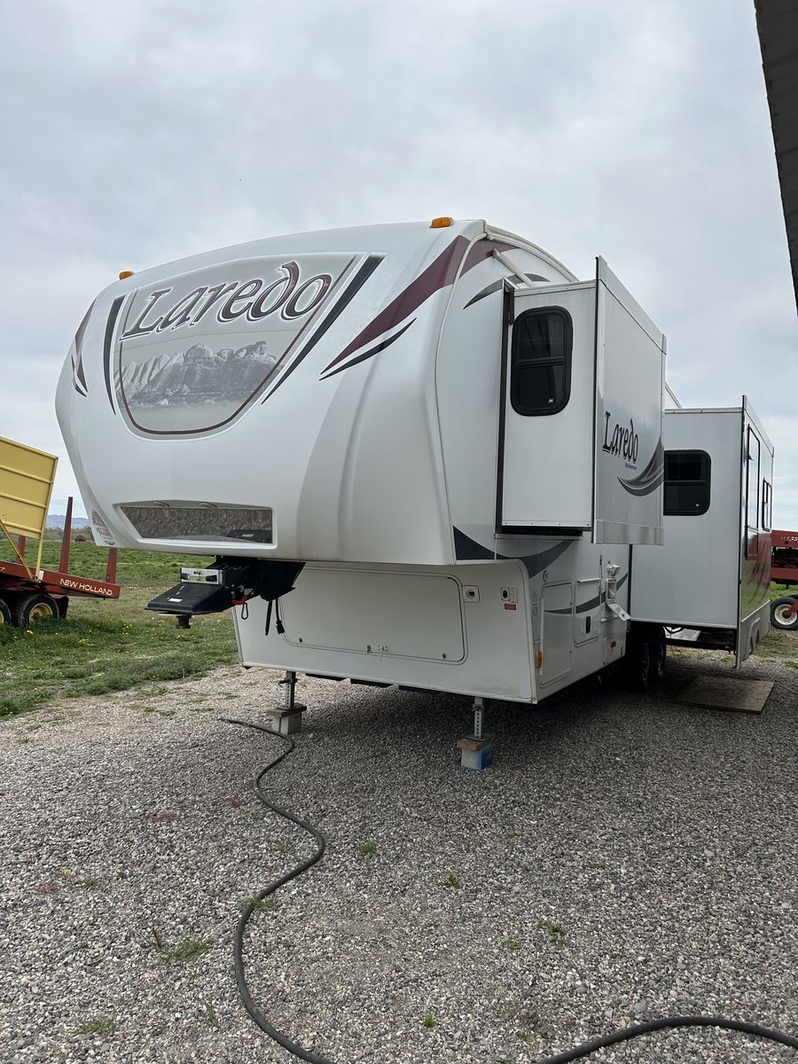 2011 Keystone Laredo 5th  wheel trailer