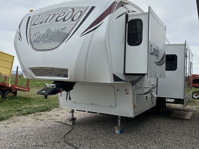 2011 Keystone Laredo 5th wheel trailer