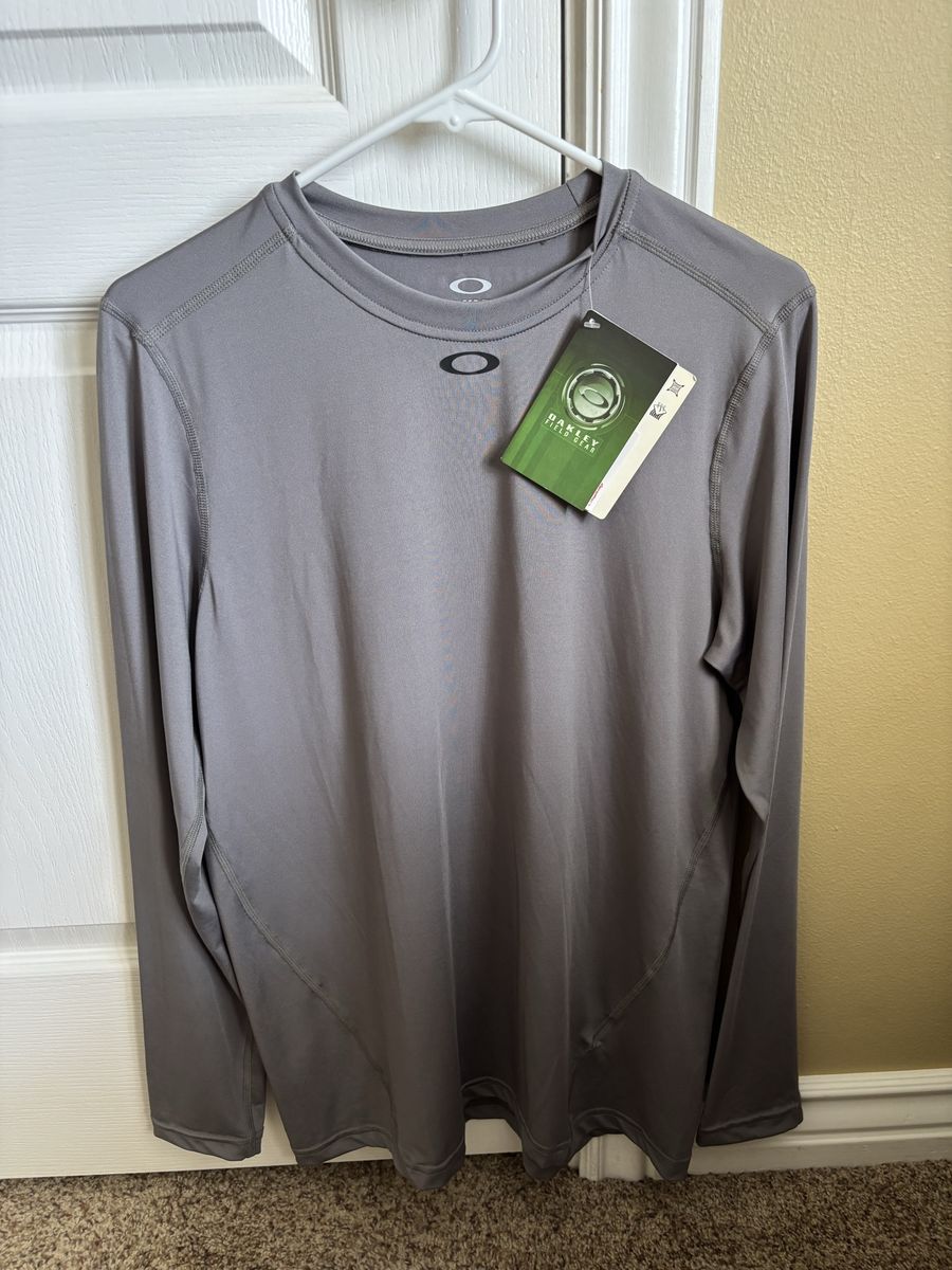 MENS OAKLEY NEW GRAY LONG SLEEVE  ATHLETIC SHIRT - SIZE M