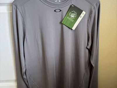 MENS OAKLEY NEW GRAY LONG SLEEVE ATHLETIC SHIRT - SIZE M