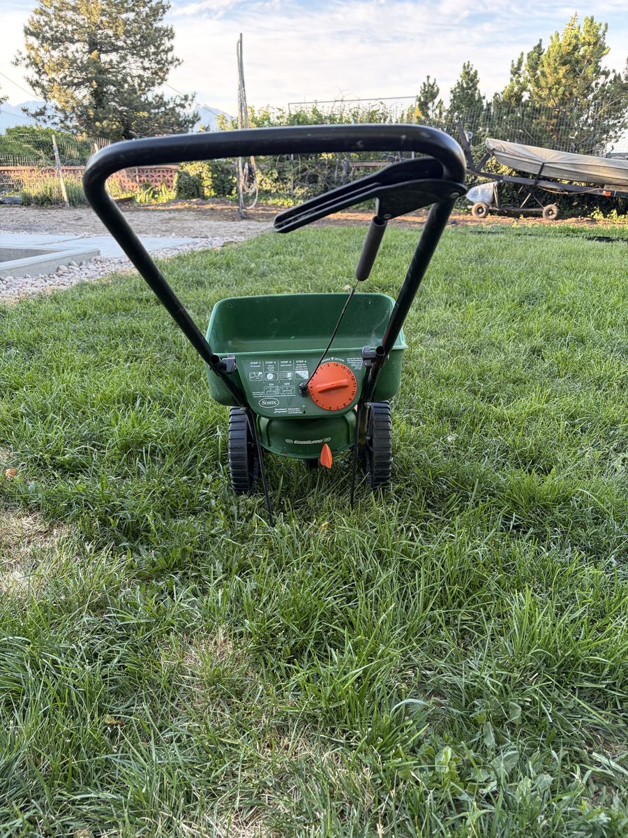 Scotts Turf Builder EdgeGuard Mini Broadcast Spreader for Grass Seed, Fertilizer, Salt, Ice Melt 5,000 sq ft