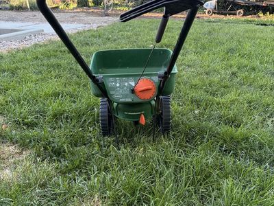Scotts Turf Builder EdgeGuard Mini Broadcast Spreader for Grass Seed, Fertilizer, Salt, Ice Melt 5,000 sq ft
