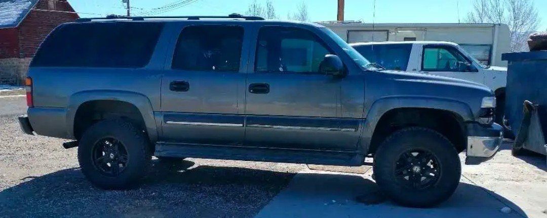 Chevrolet Suburban SUV Gray - Used Condition