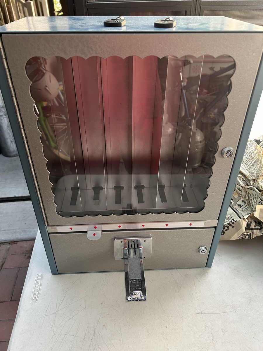 Vintage New Old Stock ARAMCO MFG. 50 cent Coin Operated Novelty Dispensing Vending Machine With Two Keys