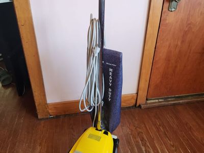 Eureka Commercial Heavy Duty upright bagged vacuum. Takes F&G bags. Works great. Better than any bag-less vacuum.