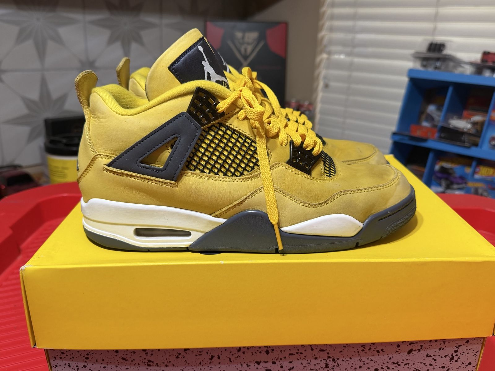 Air Jordan 4 Retro Tour Yellow Sneakers CT8527 700 Men's Size 9.5 Used