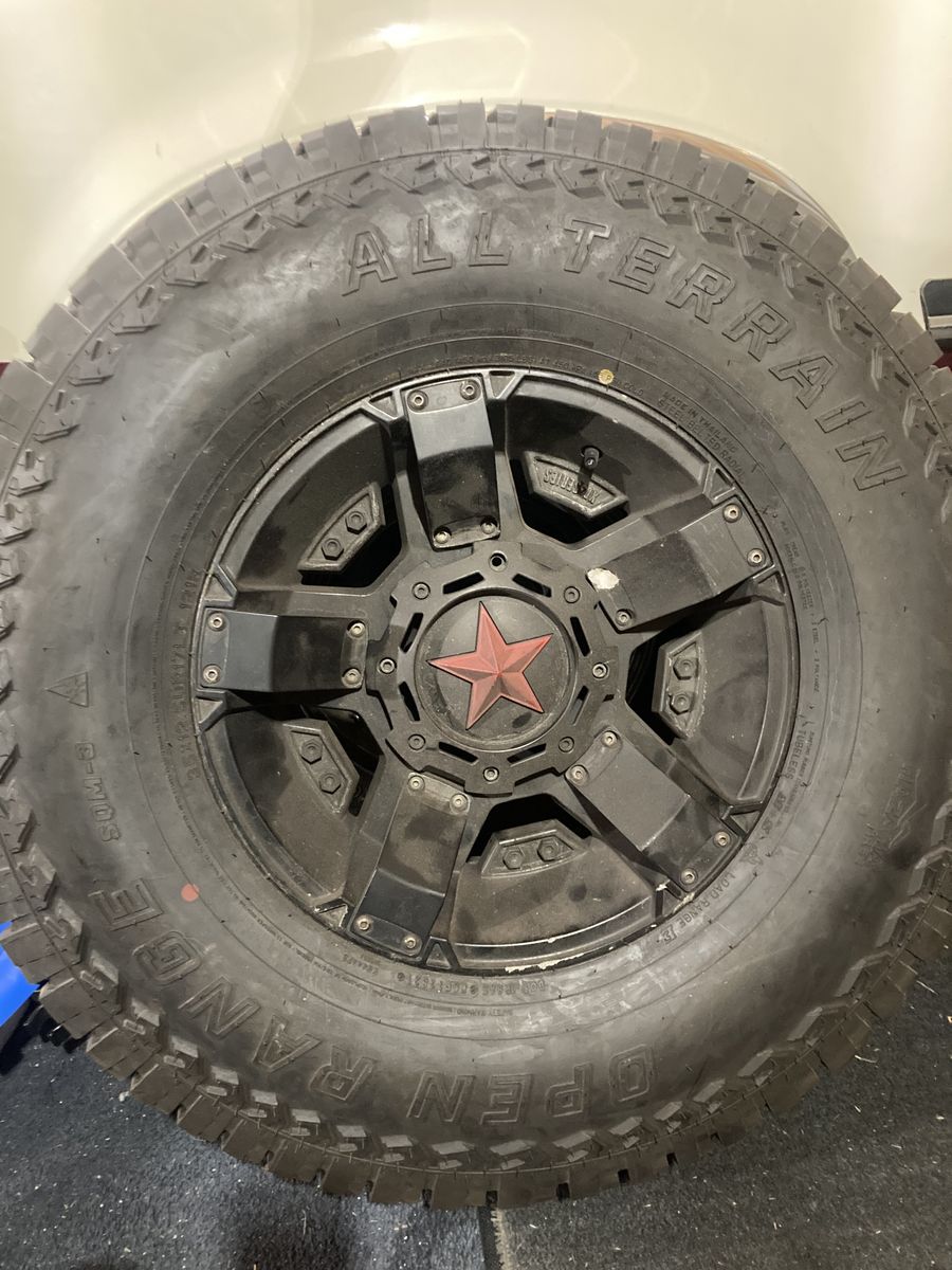 SPARE TIRE AND WHEEL 35X12.50R 17