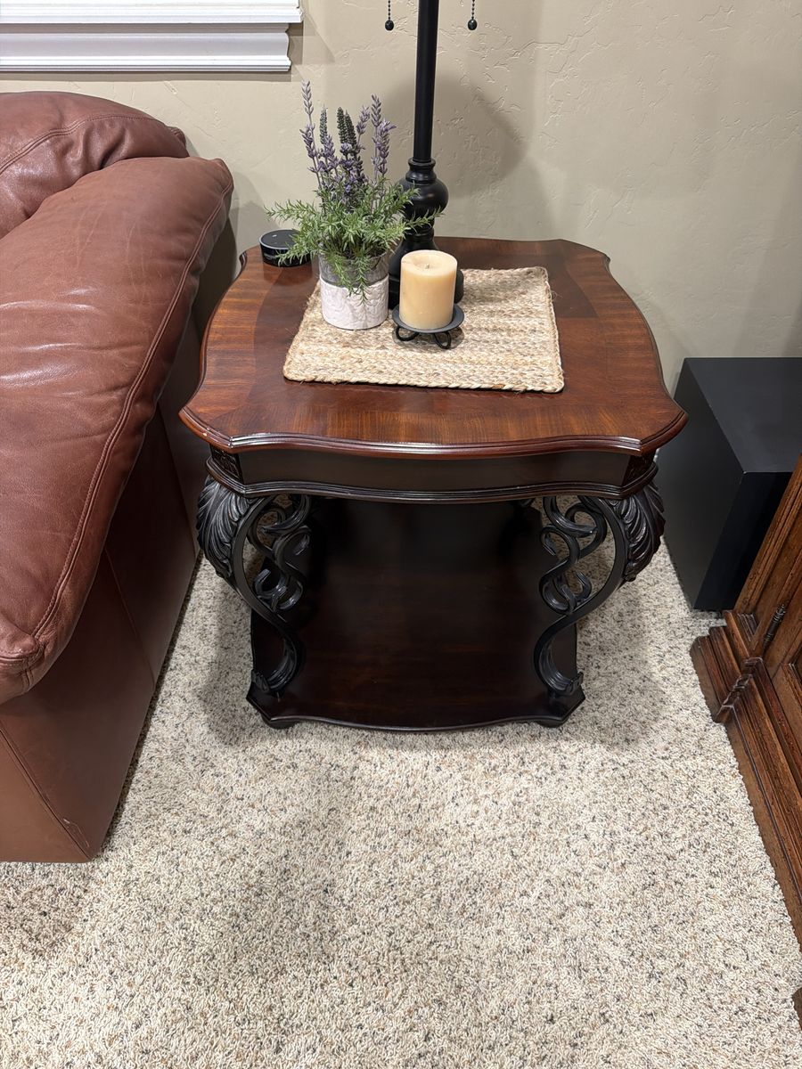 Elegant Dark Wood Carved Side Table / Nightstand - Excellent Condition