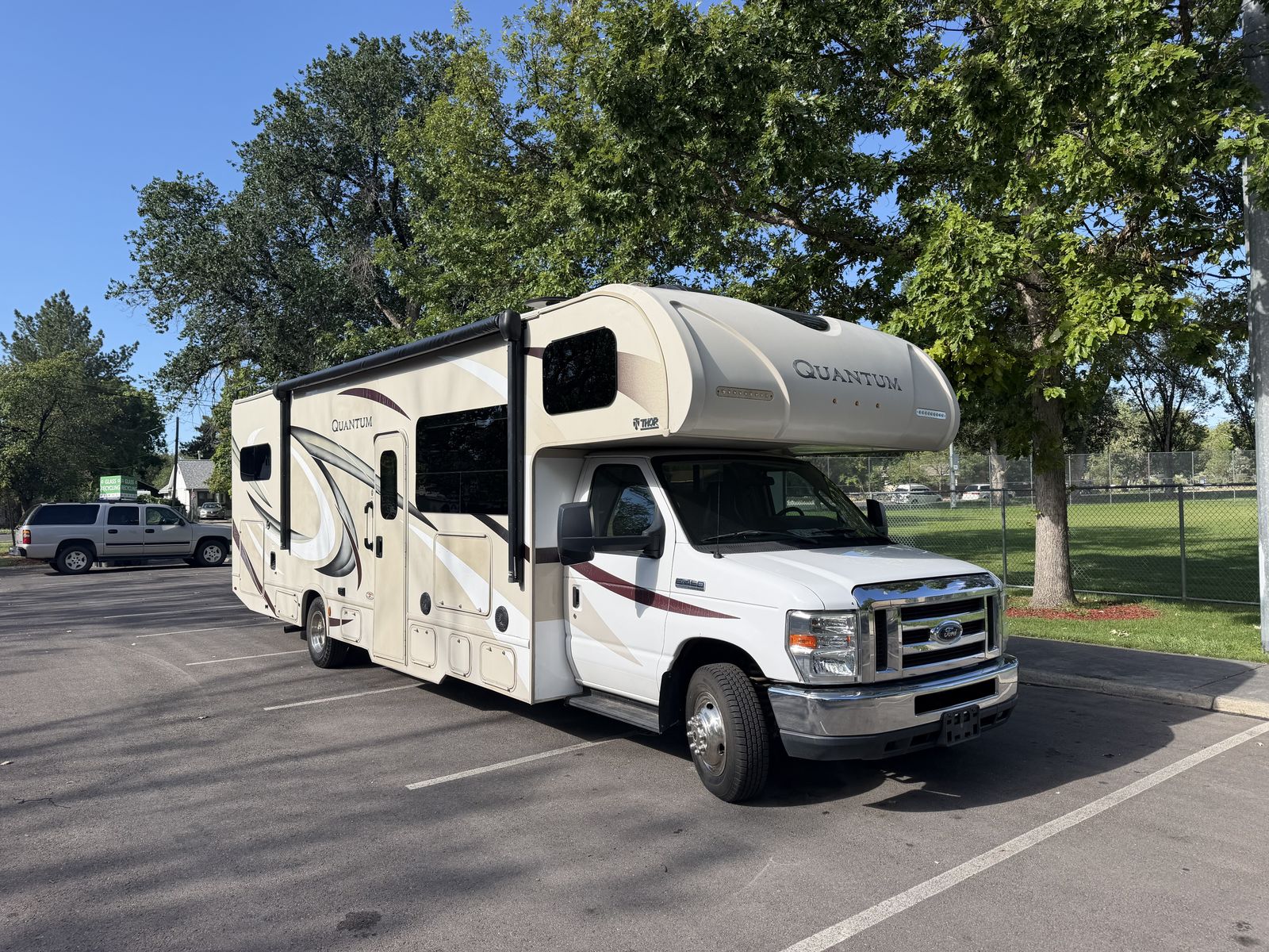24K Miles, 4 Season, 2018 Thor Motor Coach Quantum WS31 class c like Leprechaun Freelander Forester Four Winds Tioga