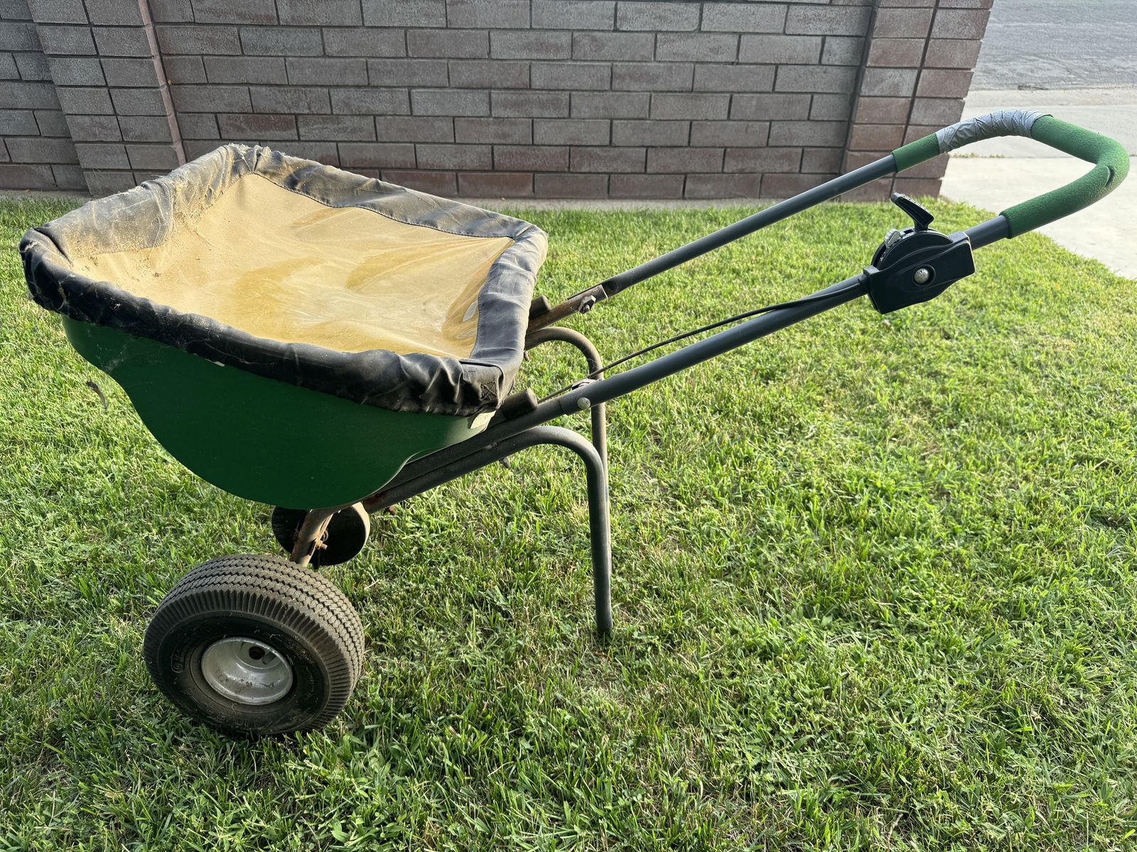 Rugid Yard Equipment System Push Broadcast Lawn Fertilizer Spreader with Cover