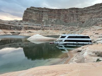 Antelope Point Marina *The Queen Elizabeth* FULL VESSEL!!!!