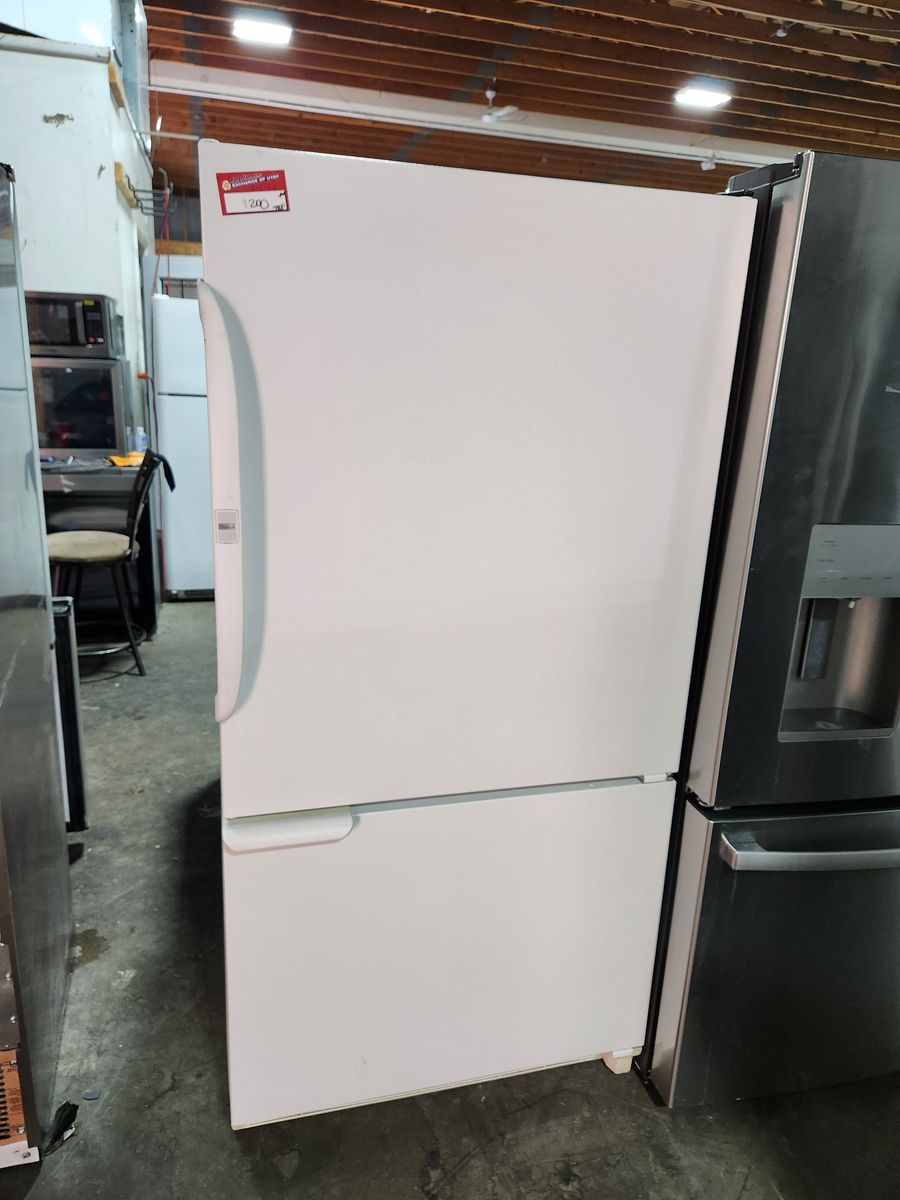 GREAT AMANA TOP FRIDGE BOTTOM FREEZER FRIDGE! W-WARRANTY