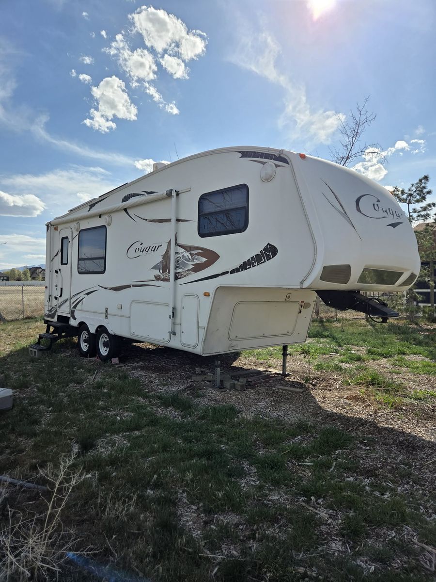 Cougar Keystone Fifth Wheel Camper Trailer