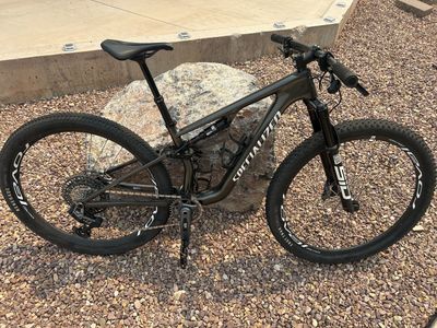 Epic 8 Expert 2025 size small