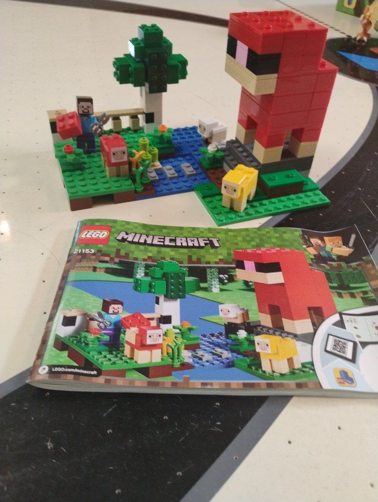LEGO Minecraft 21153 The Wool Farm Building Kit with Steve, Red Sheep & Yellow Sheep