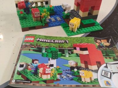 LEGO Minecraft 21153 The Wool Farm Building Kit with Steve, Red Sheep & Yellow Sheep