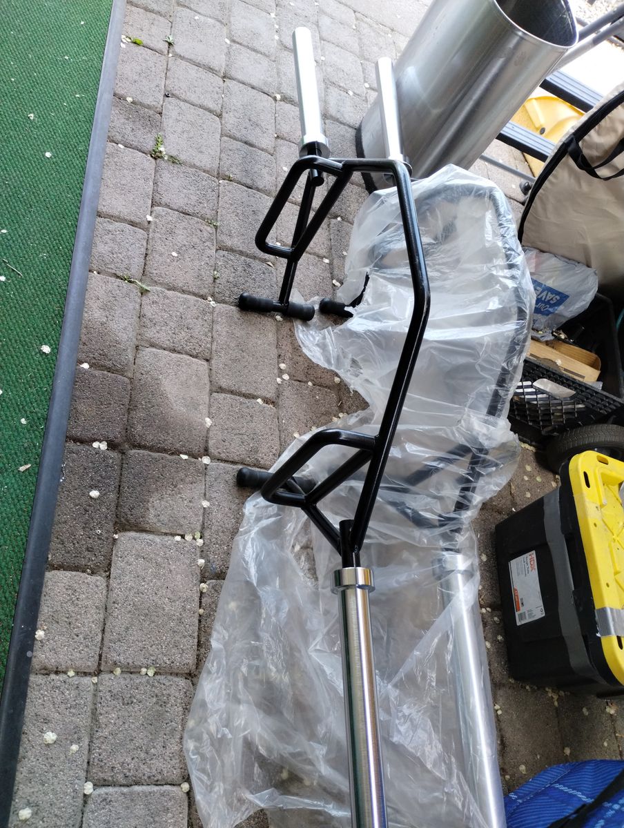 TRAP BARS 2 IN OLIMPIC BARS  AND OTHERS CURLS  BARS 2 AND 1 INCH