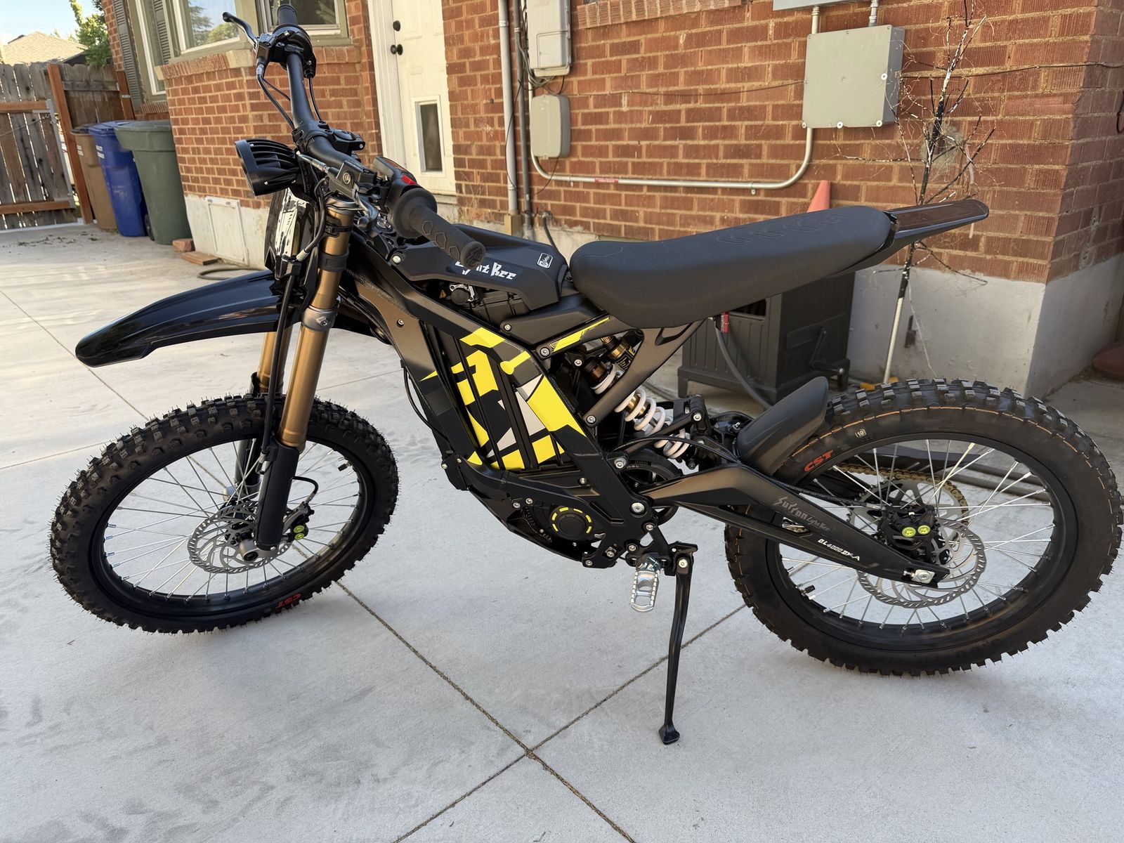 2025 Surron Light Bee X Electric Dirt Bike - 8000W Motor, 60V 40Ah Battery, 22 Miles!