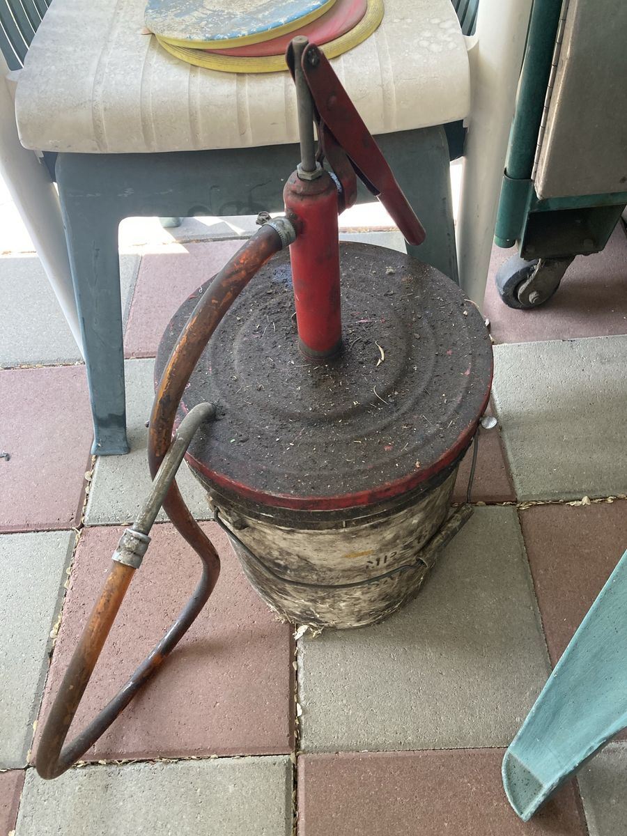 Bucket pump