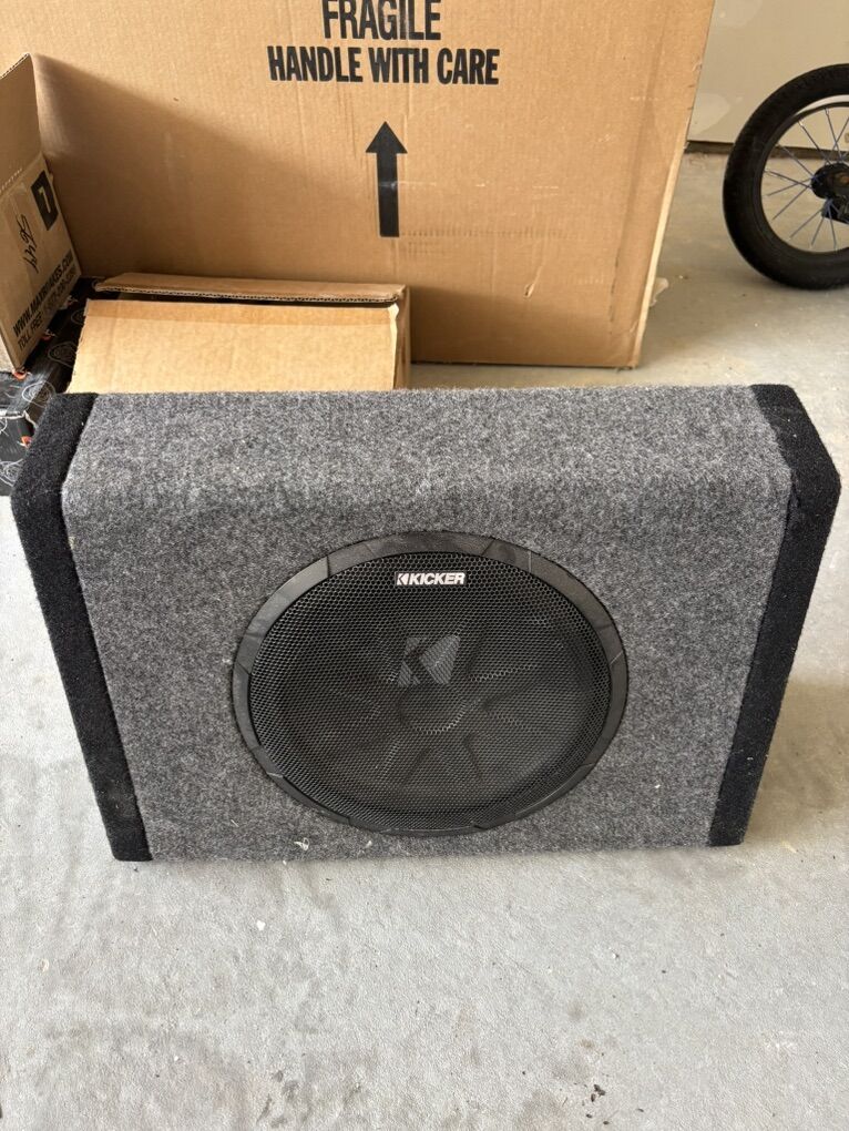 10 Kicker Powered Subwoofer