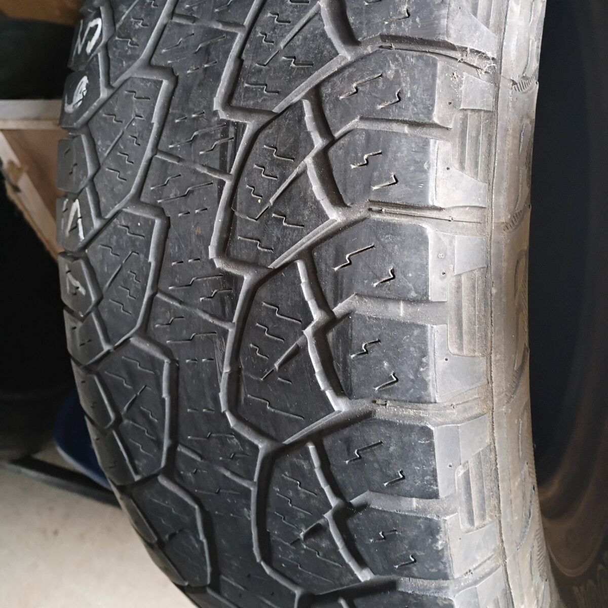 * Single P275/65R18 Tire *
