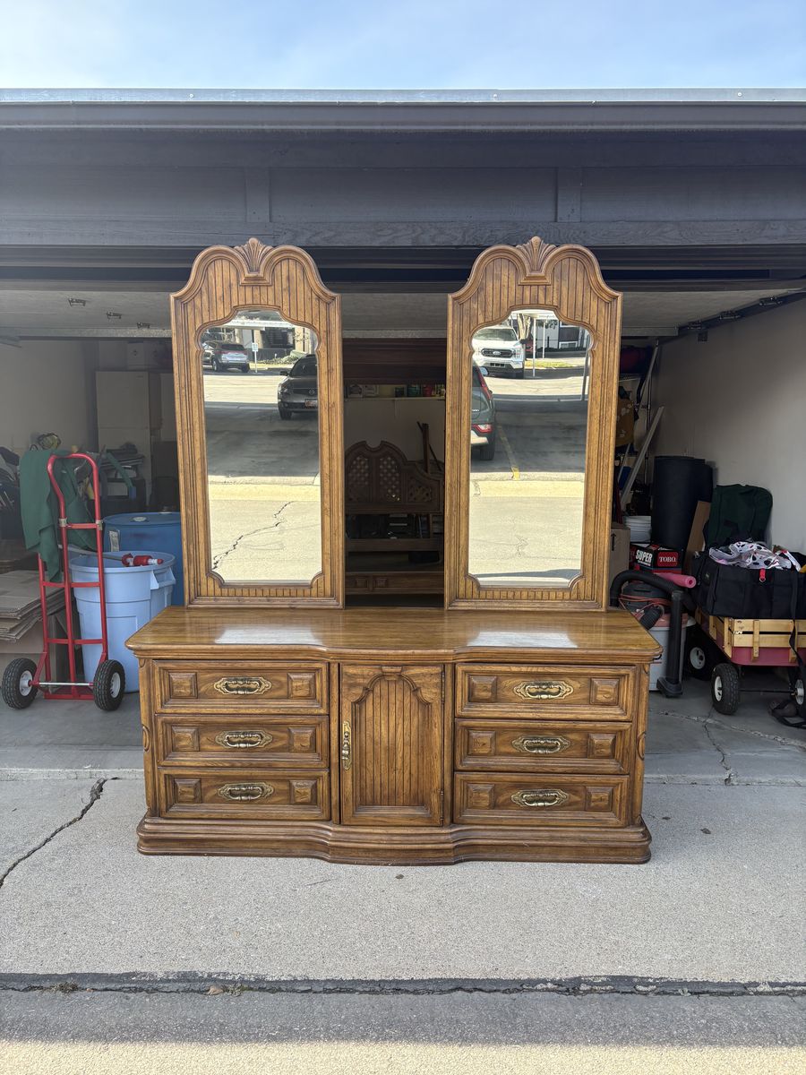 Vintage Thomasville Dresser And Nightstands
