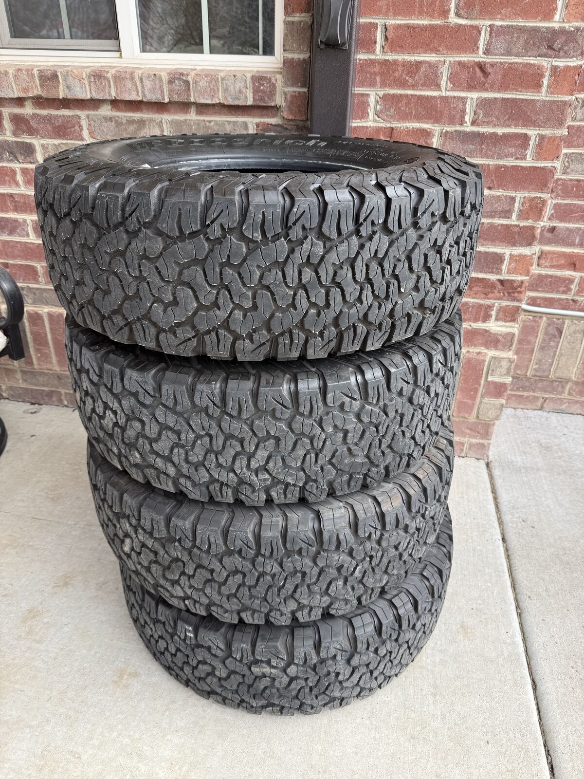 285/70R17 BFGoodrich All Terrain T/A KO2