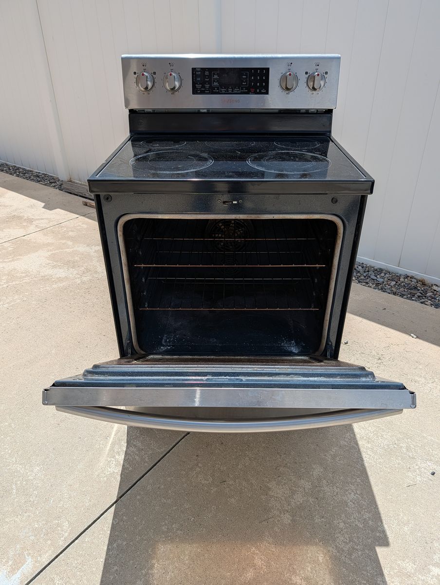 Samsung Oven & Radient Heat Cooktop