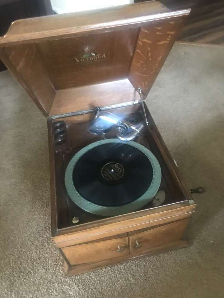 1914 Victoria Talking Machine