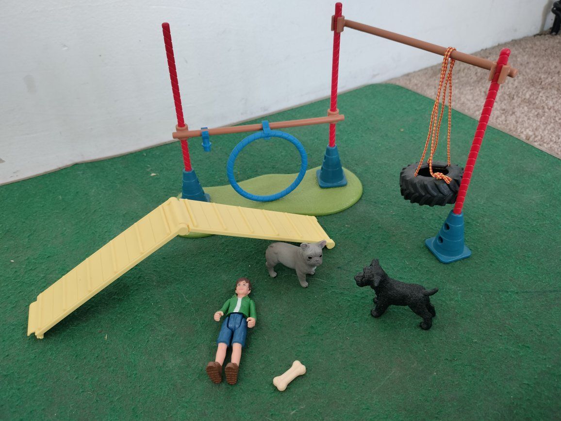 Schleich agility dog set