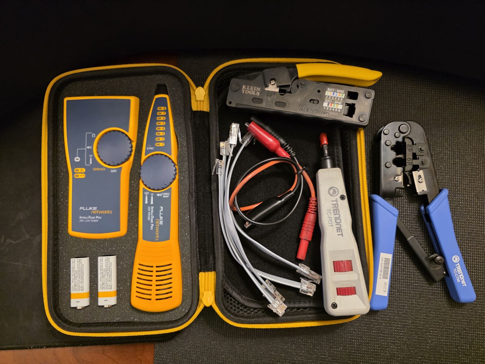 Fluke Networks MT-8200-60-KIT Intellitone Pro 200 LAN Toner And Probe Kit