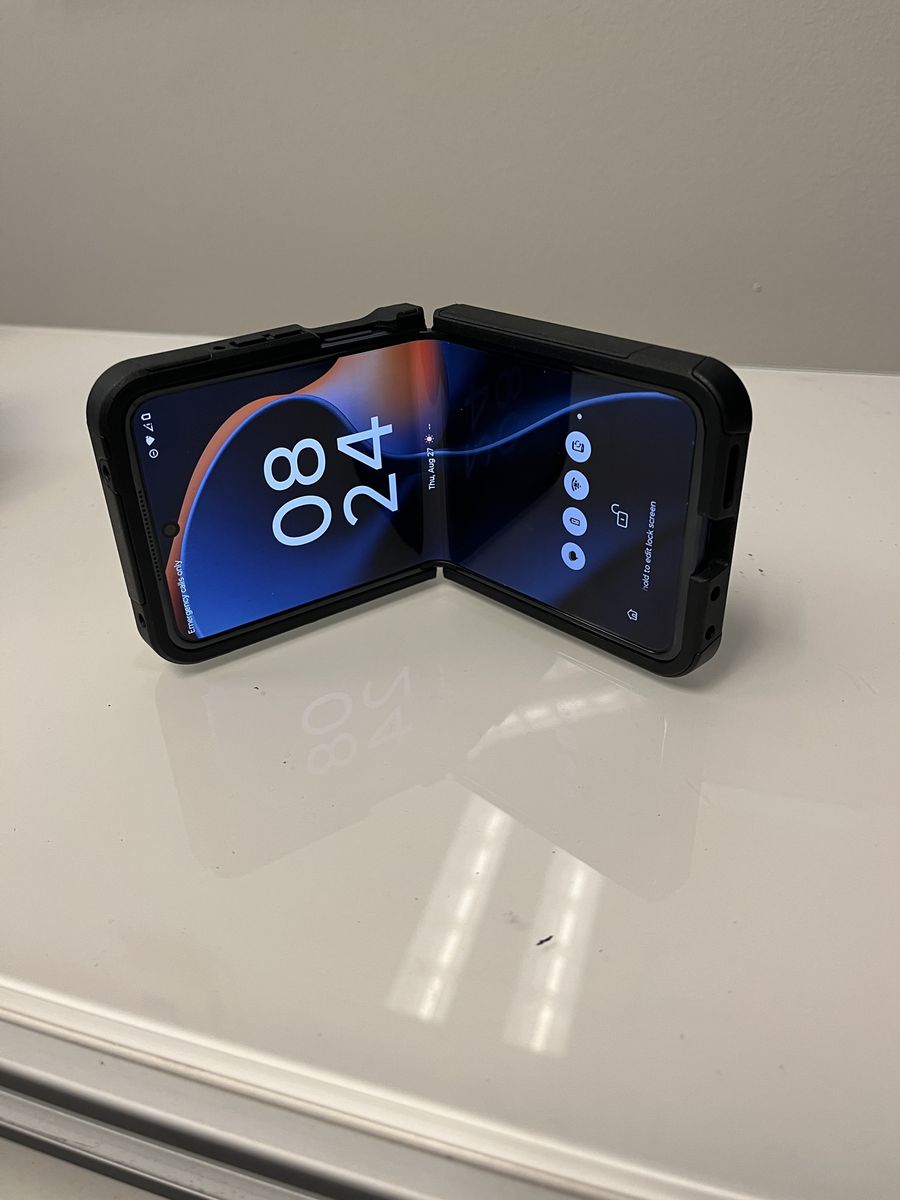 2025 Motorola RAZR 256GB (Boost Mobile Locked.