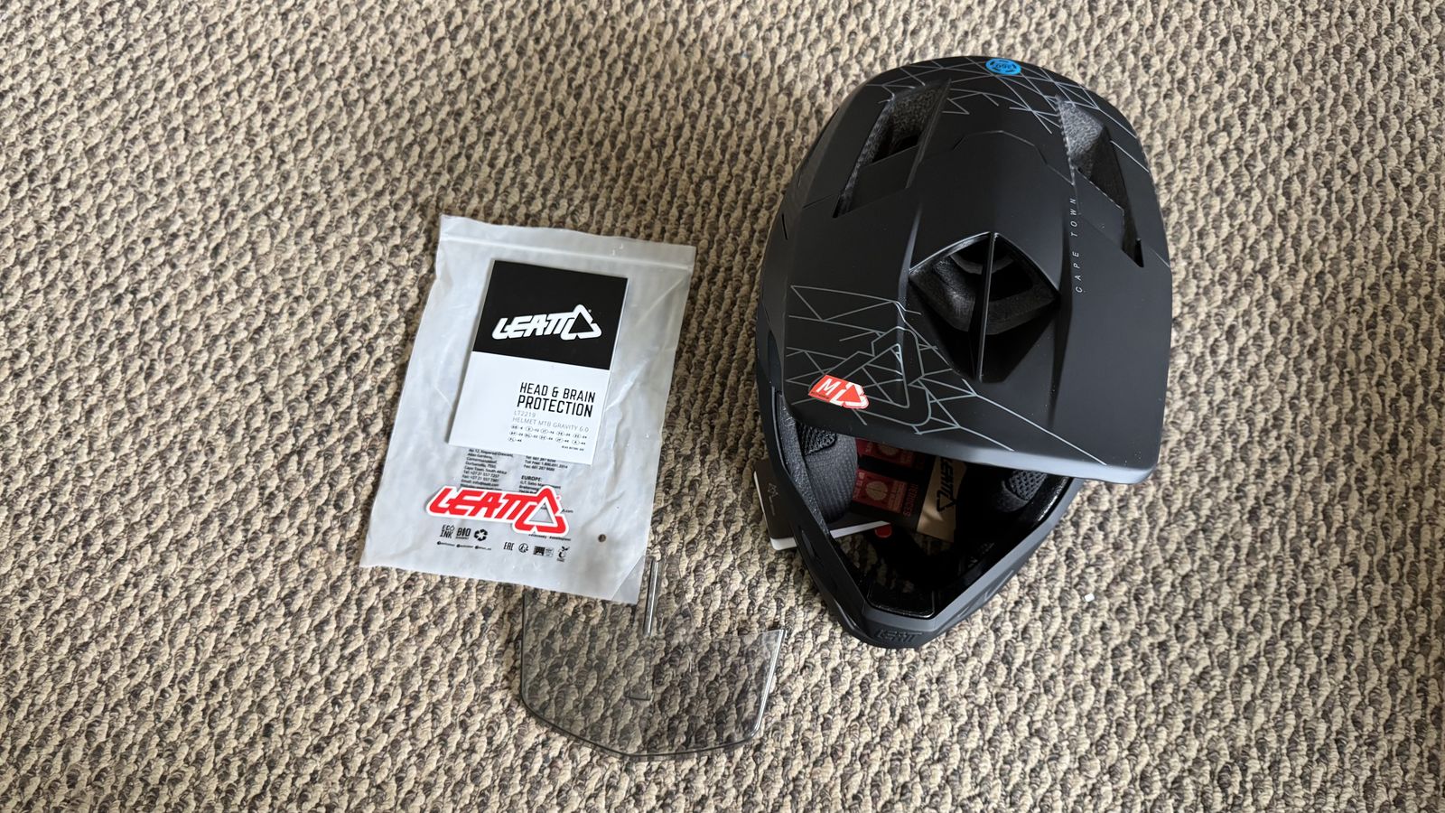 New with tags Leatt MTB Gravity 6.0 Carbon V23 Full Face Helmet