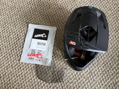 New with tags Leatt MTB Gravity 6.0 Carbon V23 Full Face Helmet