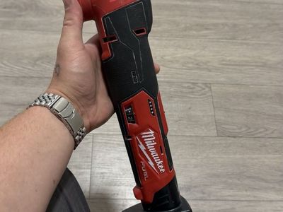 Milwaukee M12 FUEL Oscillating Multi-tool + M12 XC4.0 battery