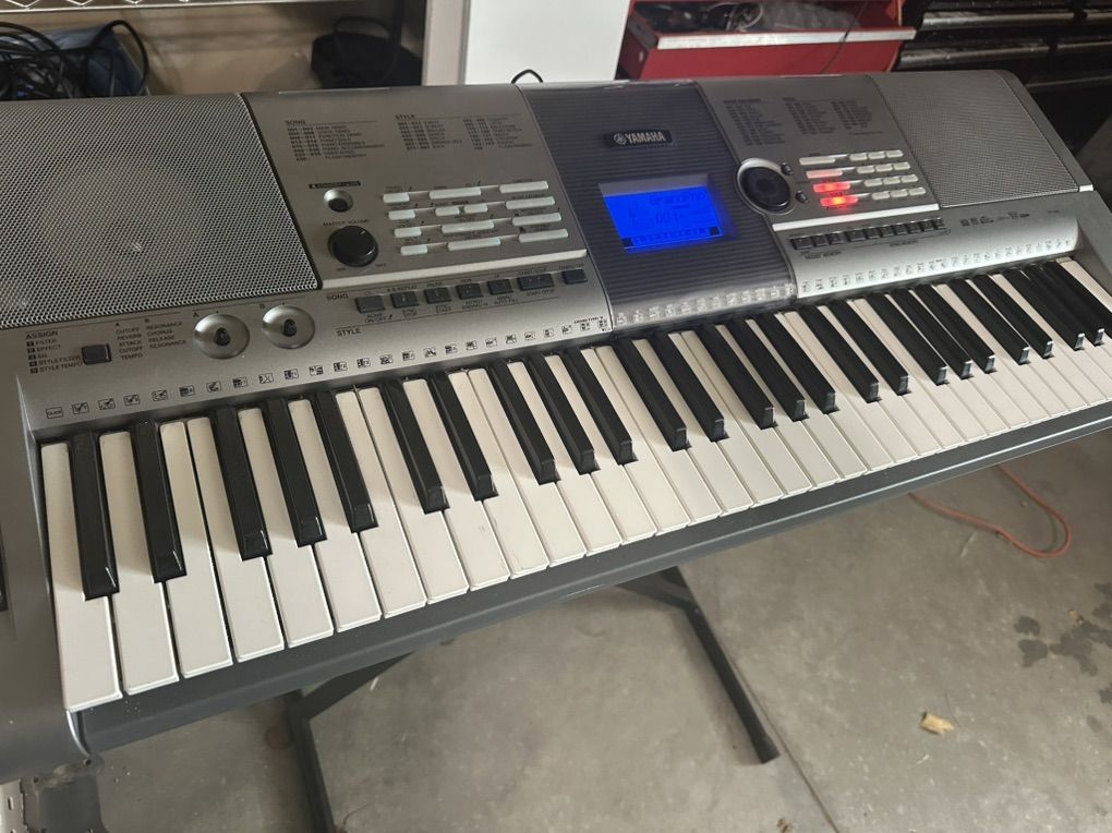 Yamaha YPT400 Keyboard With Stand