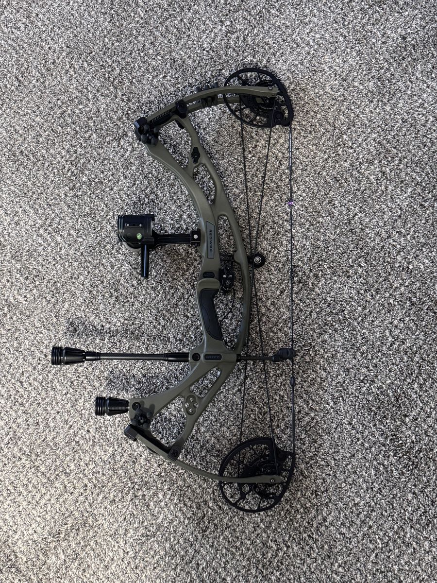 Hoyt Carbon RX-7 Compound Bow – Fully Loaded