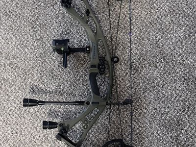 Hoyt Carbon RX-7 Compound Bow – Fully Loaded