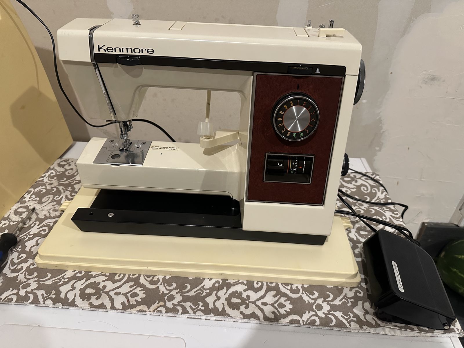 Kenmore sewing machine,working condition,original pedal and case included