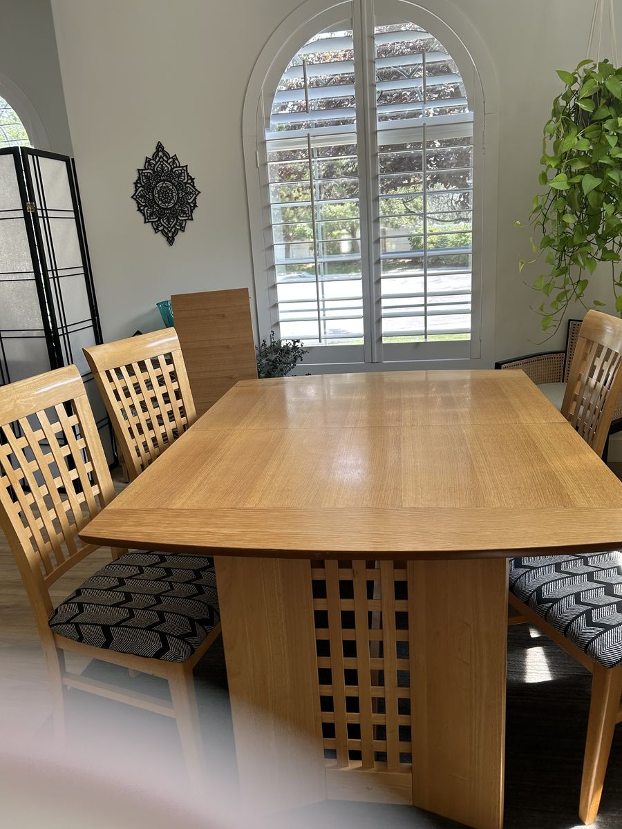 Dining table with 4  hairs and lwaf